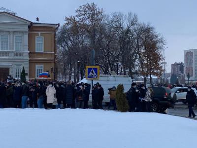 Участники несанкционированной акции в поддержку Алексея Навального  (внесен в реестр иноагентов Минюстом РФ) заняли территорию у Саратовской облдумы