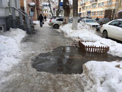 В центре Саратова под тротуаром лопнула труба