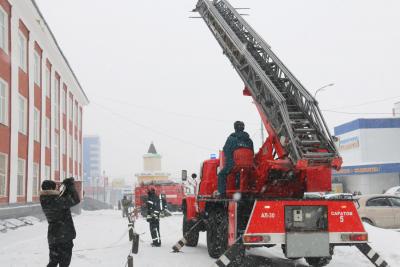 60 человек принимали участие в учениях пожарных на здании ДК 