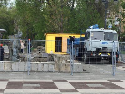 В Саратове частично демонтировали фонтан 
