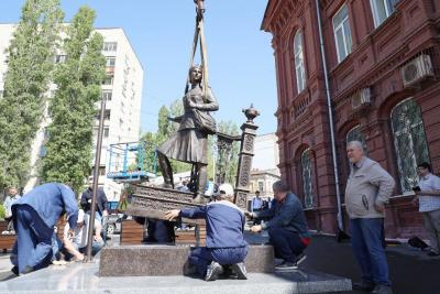 У Саратовского областного медицинского колледжа установили памятник военной медсестре У Саратовского областного медицинского колледжа установили памятник военной медсестре
