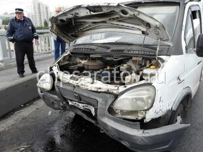 На мосту Саратов-Энгельс столкнулись пять автомобилей