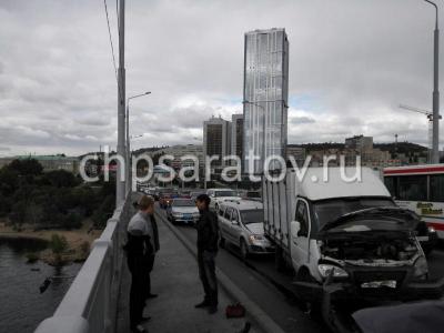 На мосту Саратов-Энгельс столкнулись пять автомобилей