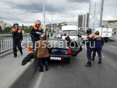 На мосту Саратов-Энгельс столкнулись пять автомобилей