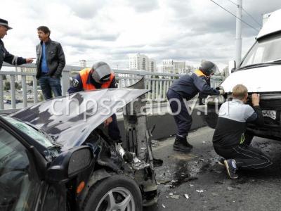 На мосту Саратов-Энгельс столкнулись пять автомобилей