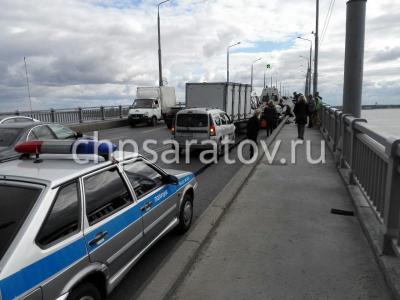 На мосту Саратов-Энгельс столкнулись пять автомобилей