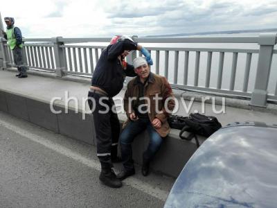 На мосту Саратов-Энгельс столкнулись пять автомобилей